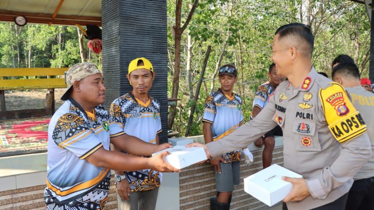 Jumat Berkah, Kapolres Bontang Sapa Warga Bontang Kuala serta bagikan Nasi kotak