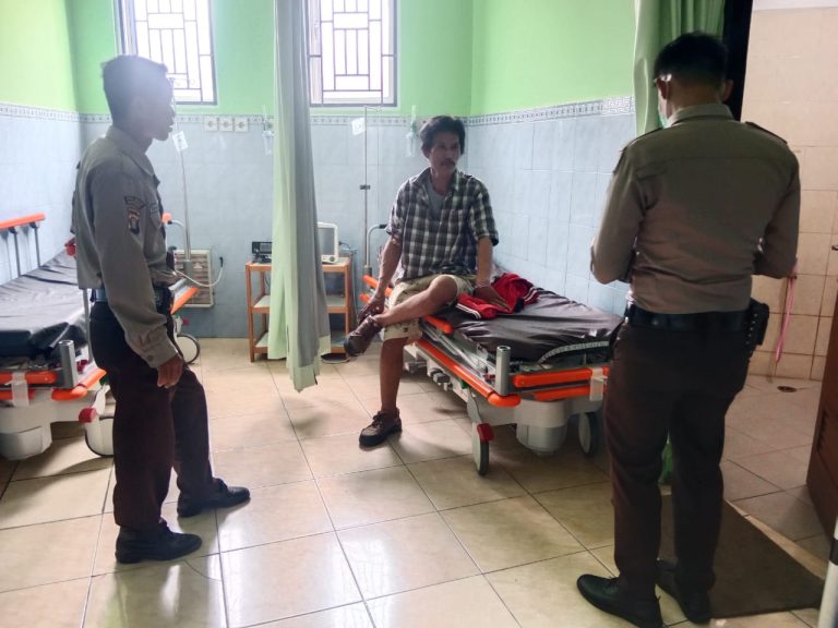 Peduli terhadap warga binaan, Bhabinkamtibmas Kanaan lakukan Pendampingan pemeriksaan fisik ODGJ