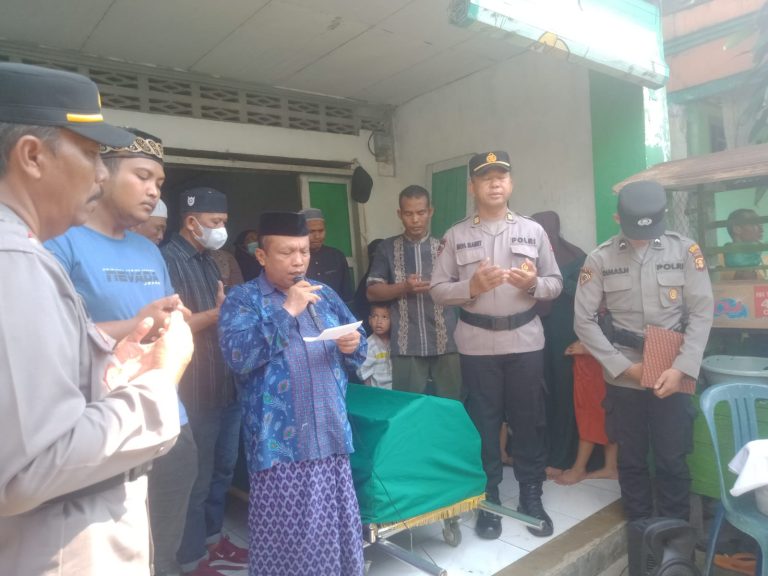 Wujud perhatian kepada purnawirawan, Kapolres Bontang laksanakan Takziah pemakaman Purnawirawan Polri
