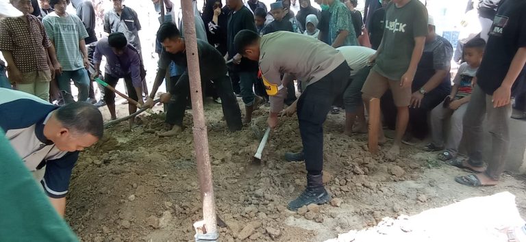 Empati Terhadap Duka Warga, Pak Bhabin bantu Prosesi Pemakaman Jenasah Warga