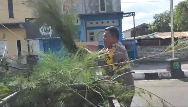 Pererat Kebersamaan, Bhabinkamtibmas Berbas Pantai laksanakan Kerja Bakti Bersama Kelurahan dan Masyarakat