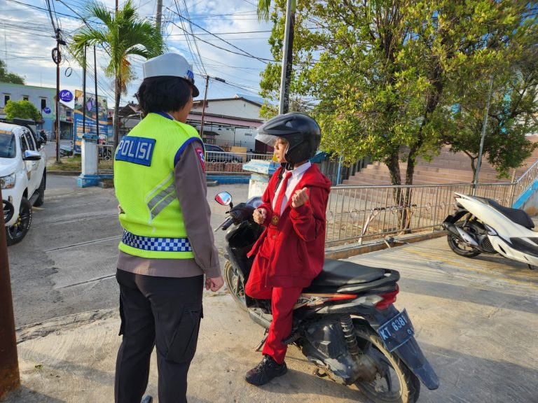 Polres Bontang Berikan Teguran kepada Anak Sekolah Dasar yang Mengendarai Motor saat Melaksanakan Gatur Pagi