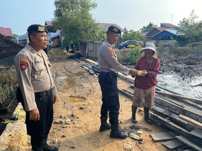 Jumat Berkah, Sat Samatpa Polres Bontang bagikan nasi kota kepada Masyarakat