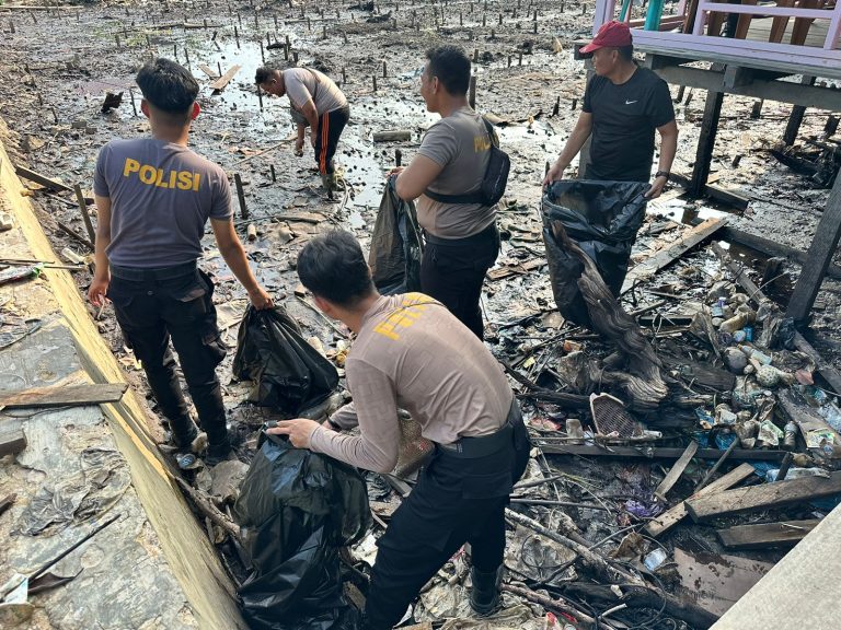 Peduli Lingkungan, Sat Resnarkoba Polres Bontamg gelar kegiatan bersih pesisir 