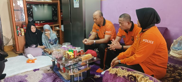 Wujud ungkapan belasungkawa, Kapolres Bontang melayat ke rumah duka Personil yang meninggal dunia