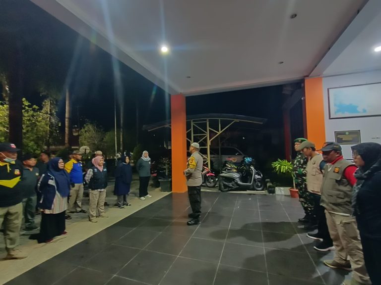 Jaga Kamtibmas wilayah binaan, Bhabinkamtibmas Kel Tanjung laut indah laksanakan Patroli Gabungan Bersama FKPM sasar tempat wisata pantai galau