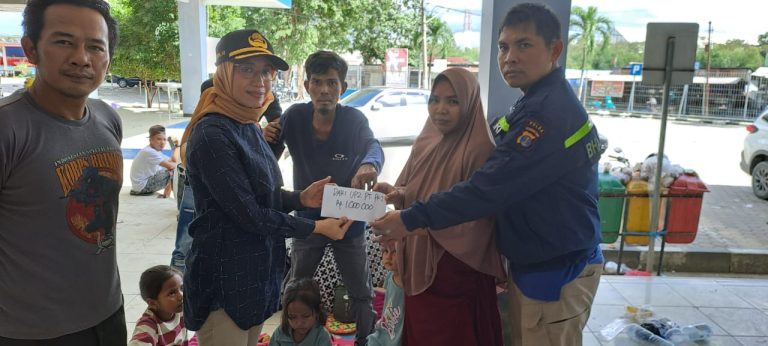 Peduli sesama, Bhabinkamtibmas Loktuan laksanakan pendampingan pemberian Bantuan Uang kepada warga