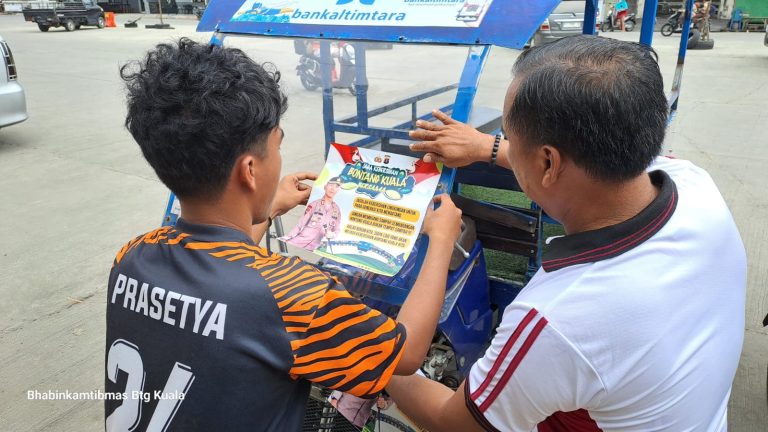 Ajak Jaga Kebersihan Pesisir, Bhabinkamtibmas Bontang Kuala Pasang Stiker Himbauan Kapolres Bontang