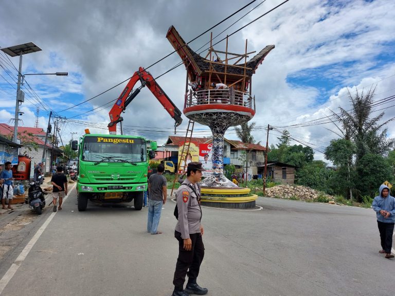 Pastikan Berjalan Lancar, Polres Bontang laksanakan pengamanan Pemindahan Miniatur Tugu Kandian Dulang Kanaan