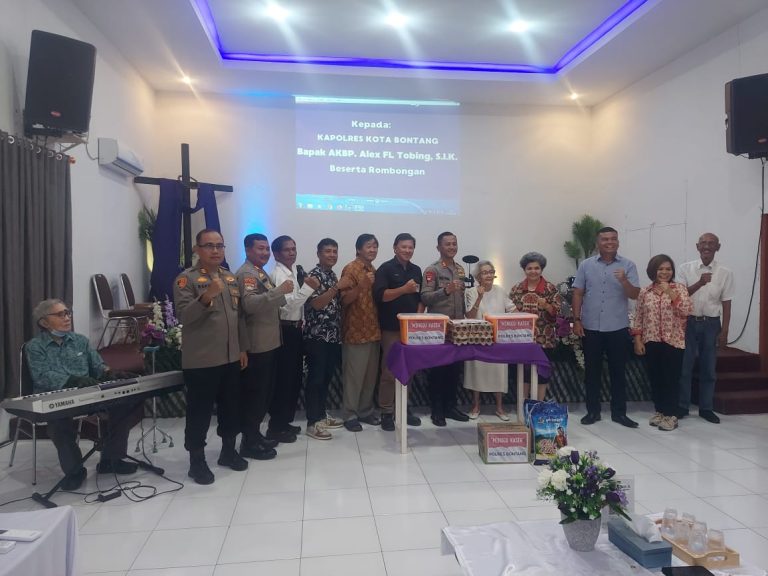 Pererat Hubungan dengan Warga, Kapolres Bontang gelar Minggu Kasih di Gereja Persekutuan Pantekosta Bontang,