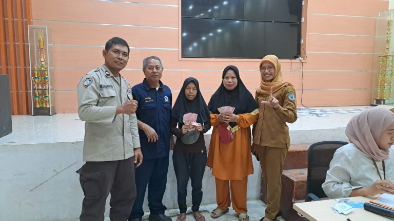 Bhabinkamtibmas Polsek Bontang Barat, Kawal Penyalauran Bansos PKH Tahap II 2024 Kelurahan Loktuan