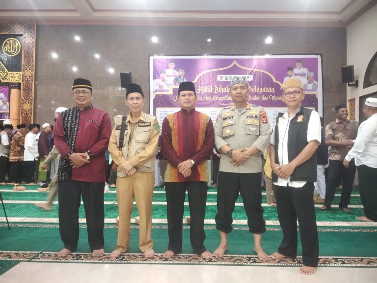 Kapolsek Muara Badak hadiri Halal bi Halal dan Pelepasan Calon Jamaah Haji Kecamatan Muara Badak
