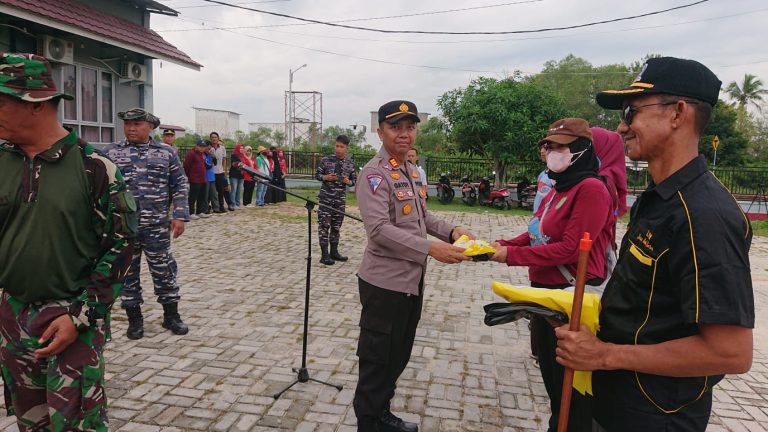 Kapolsek Muara Badak Hadiri Apel Pencanangan Bulan Bakti Gotong Royong Masyarakat ( BBGRM ) ke 21 Tingkat Kec. Muara Badak