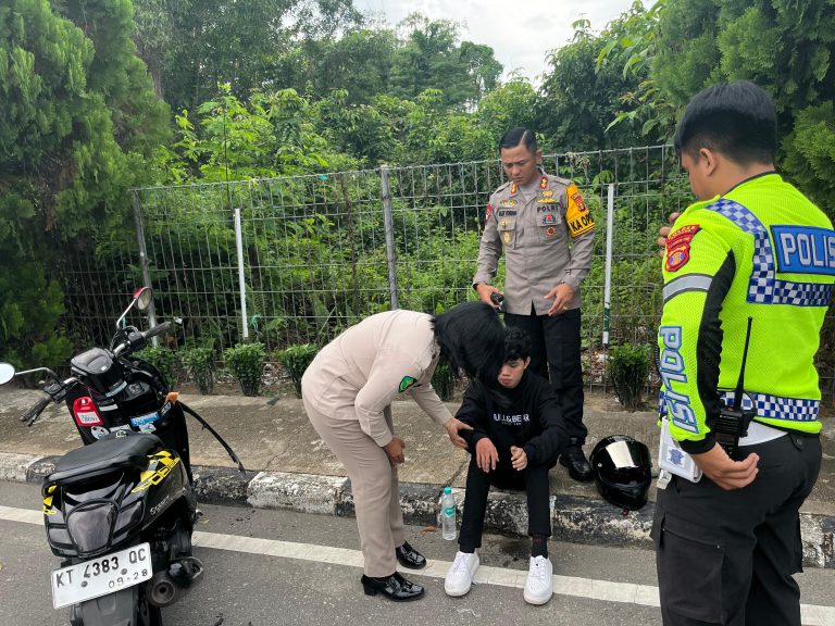 Sigap dan responsif, Kapolres Bontang bantu korban laka lantas di jalan raya