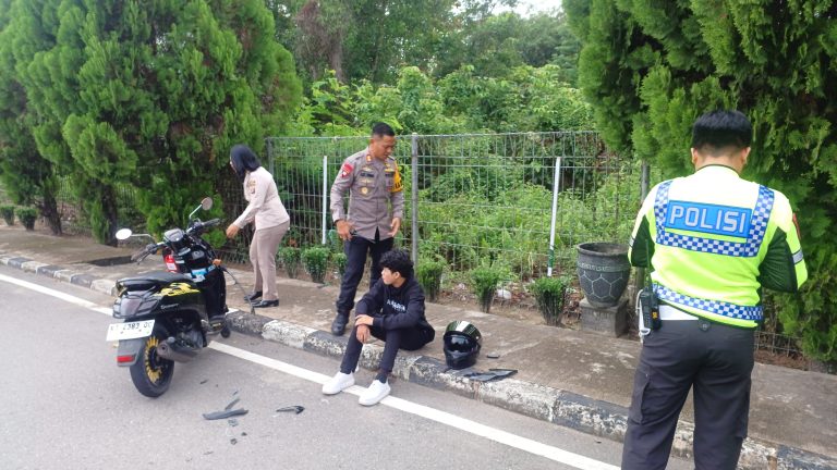 Sigap dan responsif, Kapolres Bontang bantu korban laka lantas di jalan raya