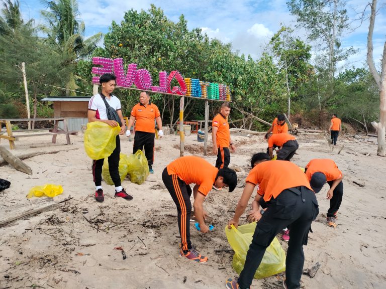 Peduli lingkungan, Polsek Muara Badak gelar bersih pesisir