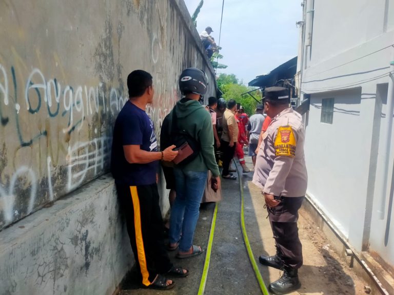 Gerak Cepat, Bhabinkamtibmas Berbas Pantai bantu padamkan kebakaran rumah warga