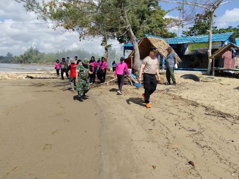 Bersih pesisir Polsek Marangkaru sasar Pantai biru kresik