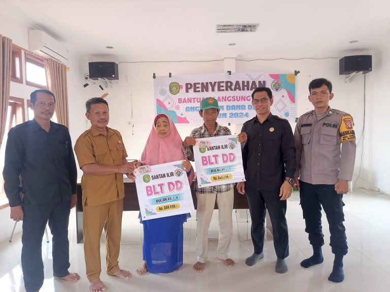 Pastikan berjalan lancar, Bhabinkamtibmas Desa Santan Ilir beri pendampingan penyaluran BLT Dana Desa