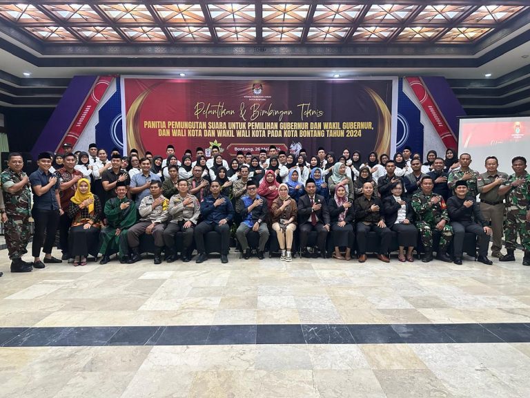 Kapolsek Bontang Barat dan Para bhabinkamtibnas Menghadiri Pelantikan dan bimtek PPS sekota Bontang Pilgub dan walikota tahun 2024