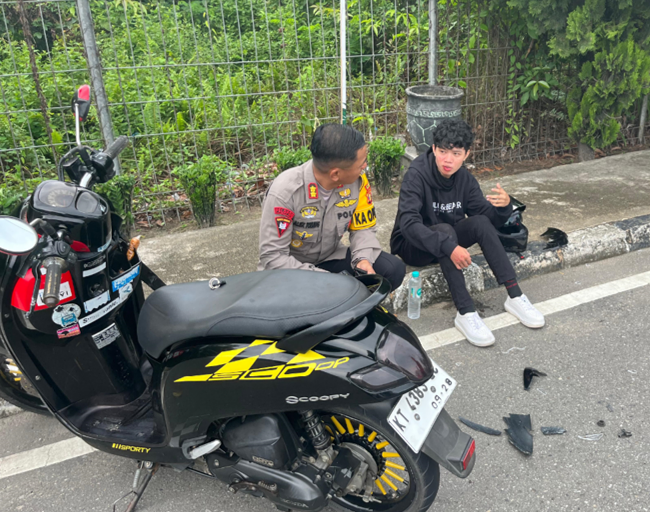 Sigap dan responsif, Kapolres Bontang bantu korban laka lantas di jalan raya