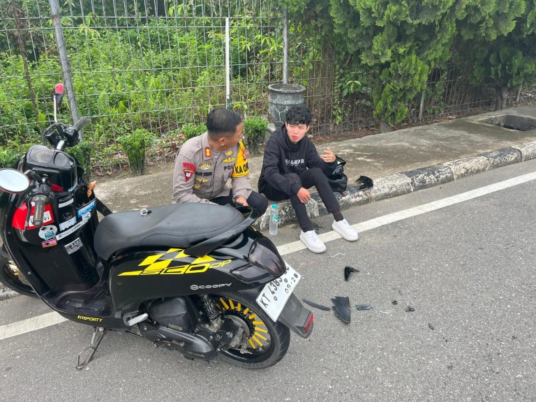 Sigap dan responsif, Kapolres Bontang bantu korban laka lantas di jalan raya