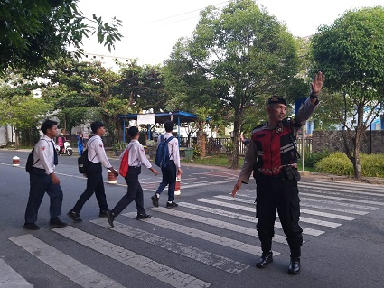 Beri pelayanan, Polres Bontang Gelar Strong Point Pengaturan Lalu Lintas di Jalan Strategis pada Pagi Hari