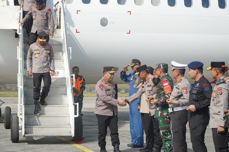 Dampingi Kunker Presiden Jokowi, Kapolda Kaltim Sambut Kedatangan Kapolri Di Kota Balikpapan