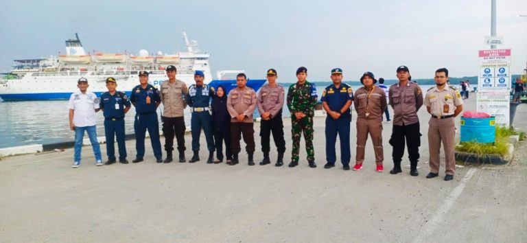 Polsek Bontang Utara Laksanakan Monitoring Kedatangan dan Pemberangkatan Kapal KM. Binaiya di Pelabuhan Umum Loktuan