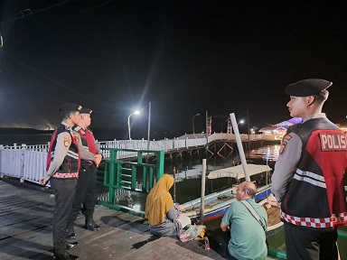 Patroli Jalan Kaki Bontang Presisi Sat Samapta Polres Bontang, Ciptakan Kondusifitas Kamtibmas jelang Pilkada 2024