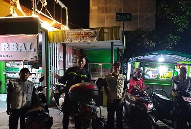 Cipta Kondisiwilayah Binaan, Bhabinkamtibmas Aiptu Rudiantoro Gelar Patroli Malam Minggu di Kel. Berebas Tengah