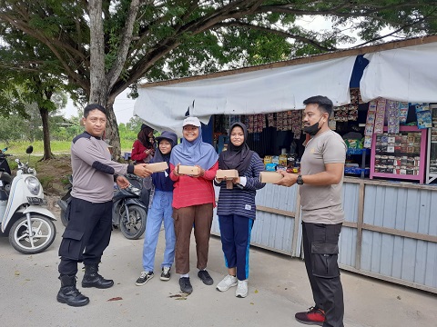 Gelar Jumat Berkah, Sat Intelkam Polres Bontang berbagi kepada masyarakat