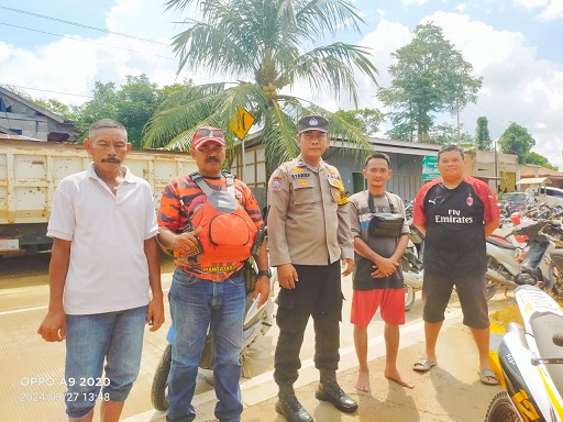 Bhabinkamtibmas Kampung Suaran Bersama Aparatur Kampung Evakuasi Warga Terdampak Banjir