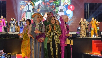 Penampilan Hasil Karya Busana Ketua Bhayangkari Daerah Kaltim di Fashion Show BPN Fest 2024