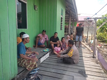 Wujudkan Kondusifitas wilayah binaan, Bhabinkamtibmas Bontang Baru gelar Cooling System dan Himbauan Kamtibmas kepada Warga