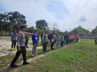 Bhabinkamtibmas Tanjung Limau Gelar Latihan Baris-Berbaris untuk Sat Linmas di Muara Badak