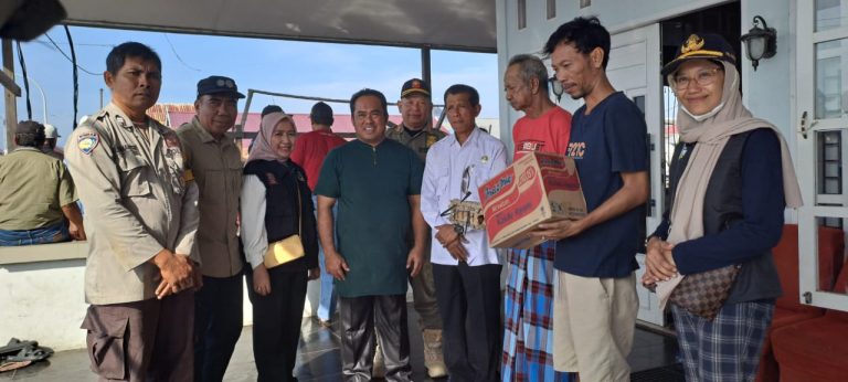 Bhabinkamtibmas Loktuan laksanakan pendampingan Penyerahan Bantuan Sembako untuk Korban Kebakaran   