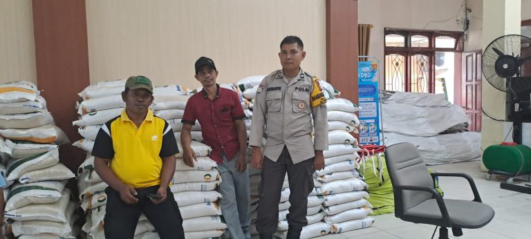 Pastikan Tepat Sasaran, Bhabinkamtibmas Loktuan Kawal Penyaluran Bantuan PanganKelurahan Loktuan