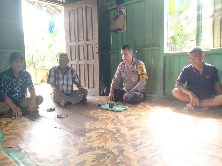 Dialog Bersama Tokoh Masyarakat Bhabinkamtibmas Santan Tengah Himbau Warga Jaga Kamtibmas Jelang Pilkada 2024