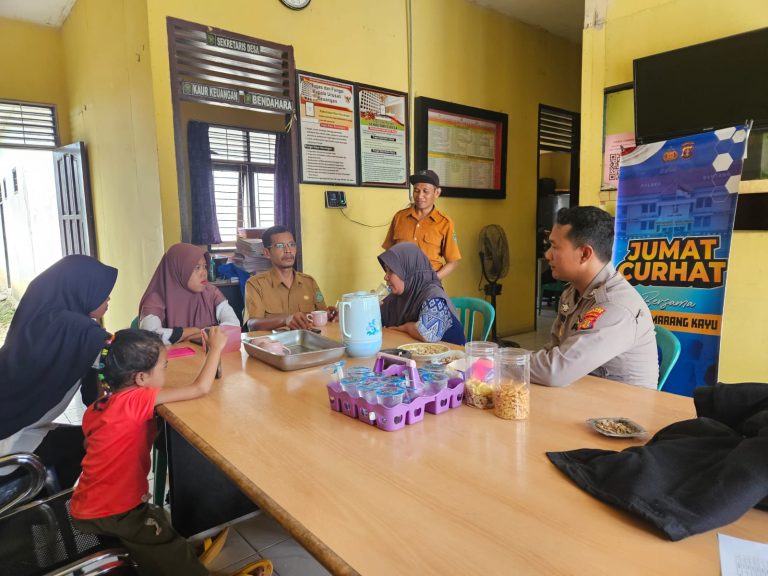 Bhabinkamtibmas Prangat Baru Gelar ‘Jum’at Curhat’ untuk Ciptakan Kamtibmas yang Aman