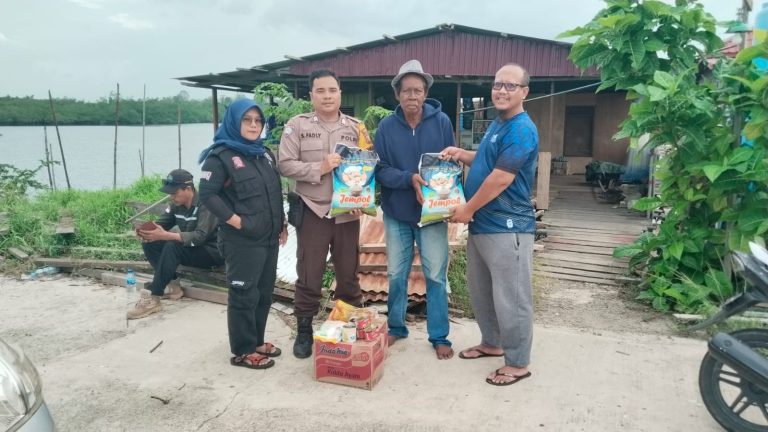 Wujud Empati terhdap Warga, Bhabinkamtibmas Salurkan Bantuan Sosial untuk Warga Lok tunggul yng Terdampak Angin Kencang di Bontang Lestari