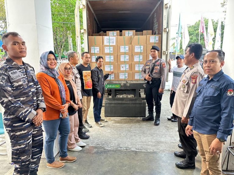 Pastikan berjalan kondusif, Polres Bontang Amankan Distribusi Logistik Pemilu dari Samarinda ke KPU Kota Bontang