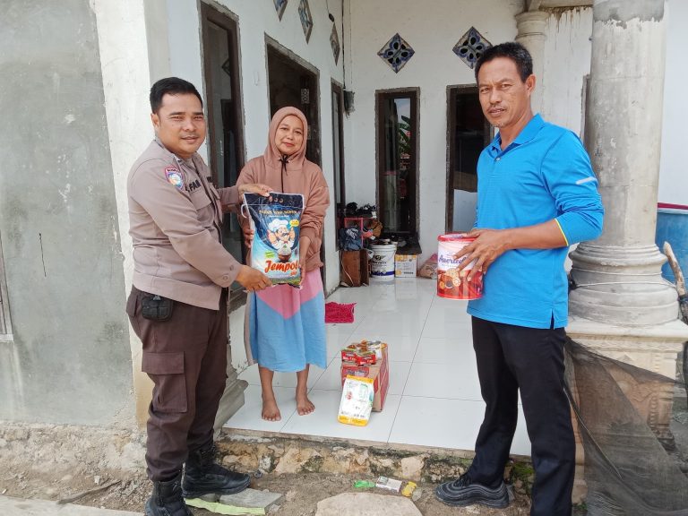 Bhabinkamtibmas Bonles laksanakan pendampingan Penyaluran lanjutan Bantuan Sosial kepada Korban Angin Kencang di Bontang Lestari