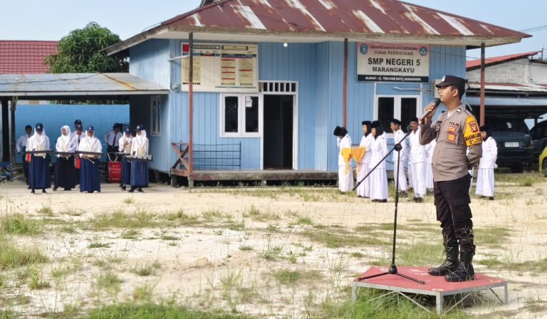 Menjadi Pembina Upacara, Bhabinkamtibmas Semangko Ajak Siswa SMPN 005 Tingkatkan Kesadaran Anti-Bullying dan Keselamatan Berlalu Lintas
