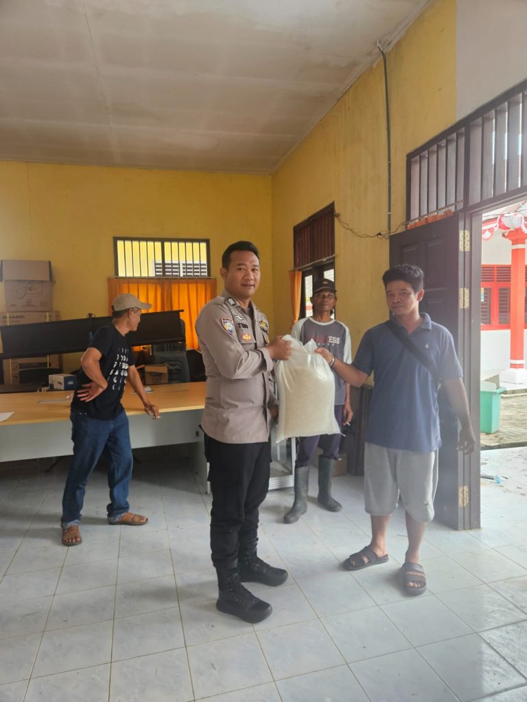 Pastikan tepat sasaran, Bhabinkamtibmas Prangat Baru Dampingi Distribusi Sembako dan Sosialisasi Kamtibmas