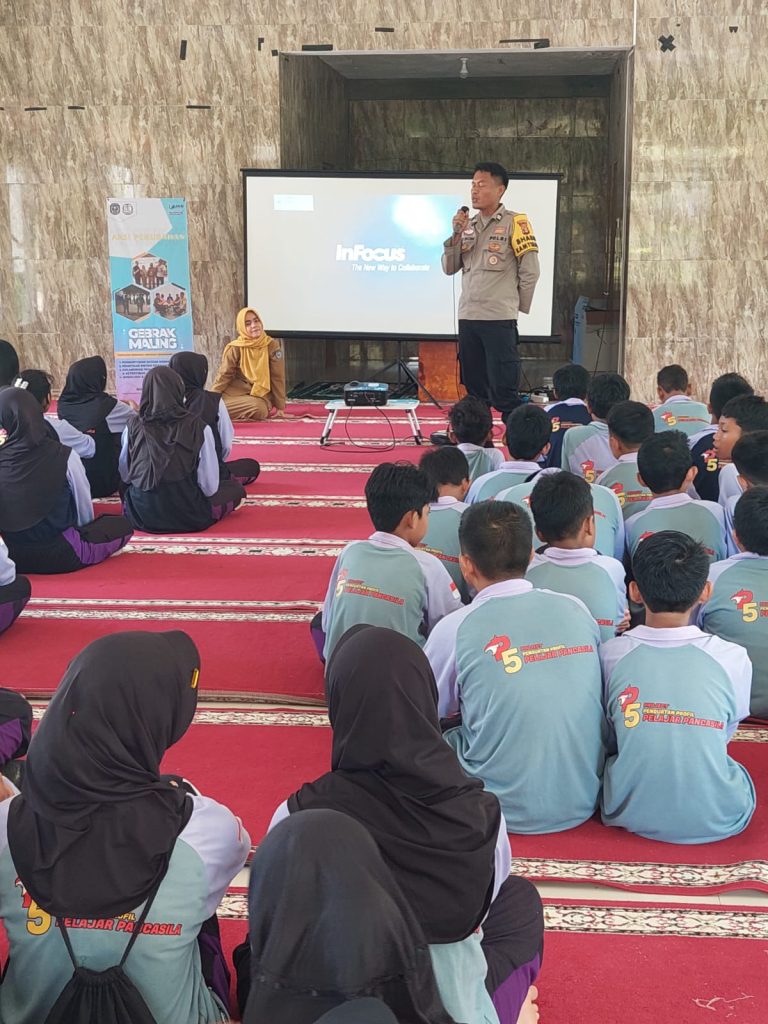 Tingkatkan Kesadaran Siswa, bhabinkamtibma Berbas Tengah Bersama BNN Kota Bontang Sosialisasi Bahaya Narkoba di SMPN 8 Bontang   