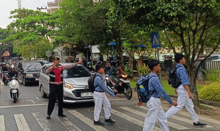 Upaya Keamanan dan Keselamatan Siswa , Polres Bontang gelar Pengaturan Lalu Lintas di Depan SMPN I Bontang