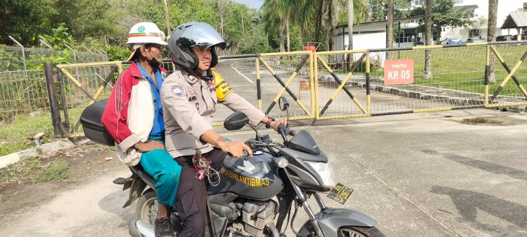 Antisipasi Potensi bahaya, Bhabinkamtibmas Bersama FKPM Amankan ODGJ yang Meresahkan di Kelurahan Guntung
