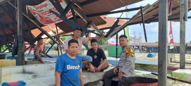 Beri Dukungan Moril kepada Warga Terdampak Kebakaran, Bhabinkamtibmas Loktuan Laksanakan Cooling System jelang Pilkada 2024