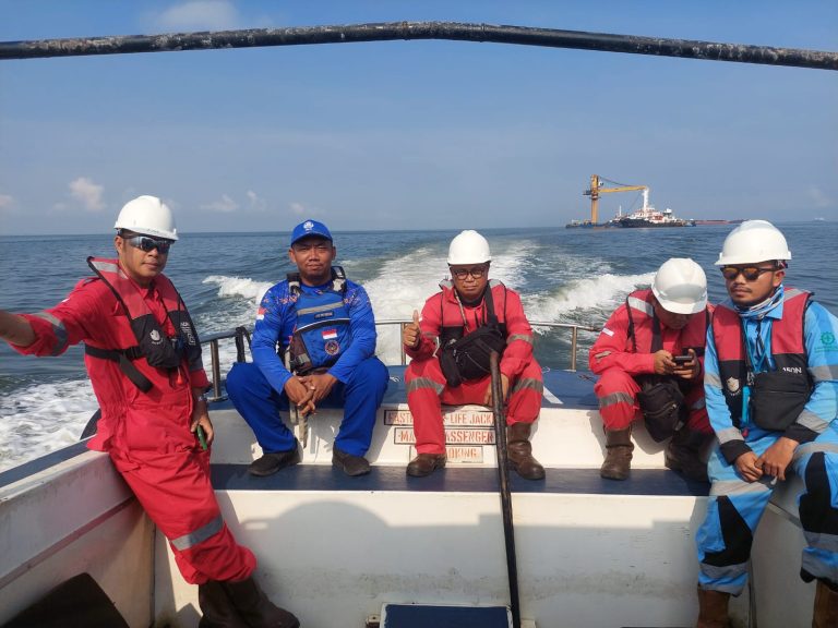 Pastikan Kamtibmas wilayah perairan, Sat Polairud Polres Bontang Laksanakan Pengamanan di Area Konsesi Ship To Ship PT. Pelabuhan Tiga Bersaudara